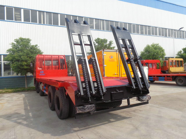 探訪程力專用汽車股份 挖機(jī)運(yùn)輸平板車的工業(yè)美學(xué)展廳